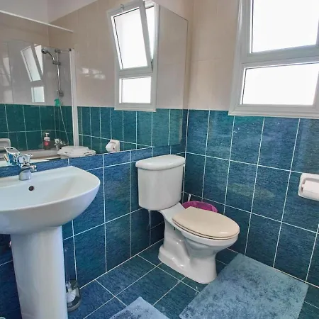 Cozy 3-bd Natalia, Walk To