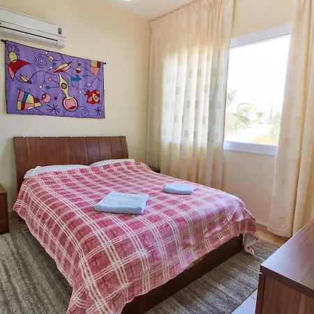 Cozy 3-bd Natalia, Walk To Nyaraló Paphos