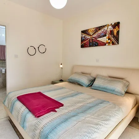 Cozy 3-bd Natalia, Walk To *