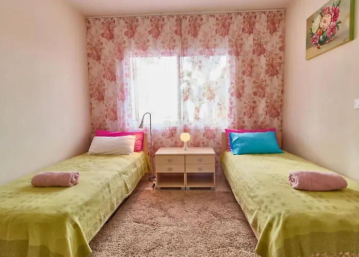 Cozy 3-bd Natalia, Walk To