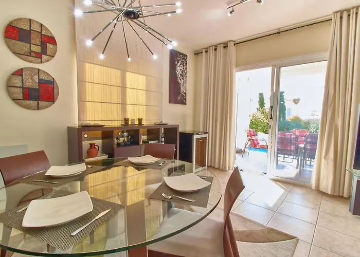 Cozy 3-bd Natalia, Walk To *