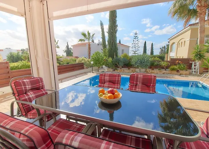 Cozy 3-bd Natalia, Walk To * Paphos