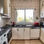 בית נופש Cozy 3-bd Natalia, Walk To פאפוס