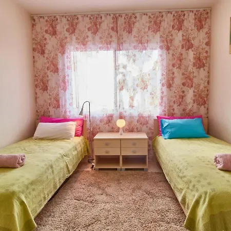 Cozy 3-bd Natalia, Walk To