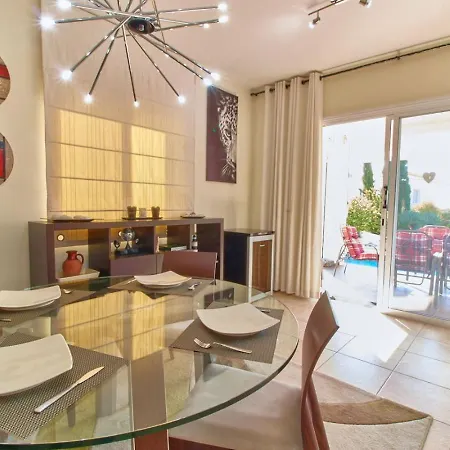 Cozy 3-bd Natalia, Walk To *