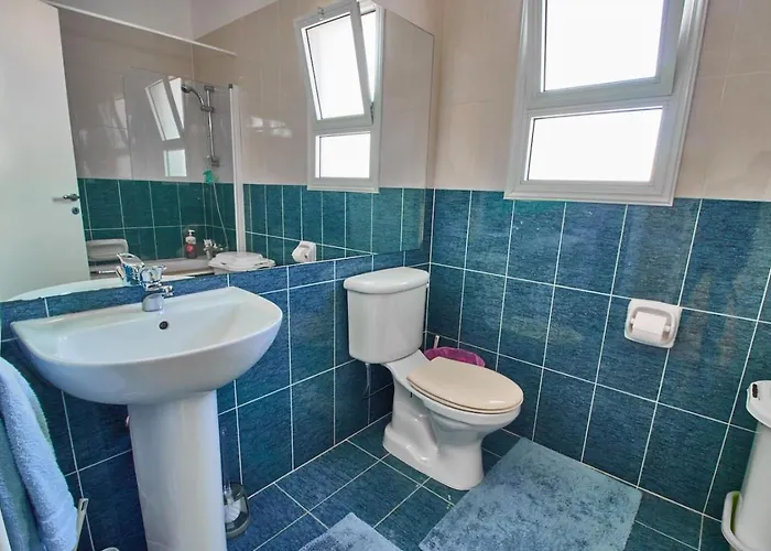 Cozy 3-bd Natalia, Walk To